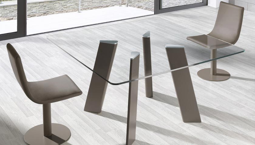 glass dining table by Cadira